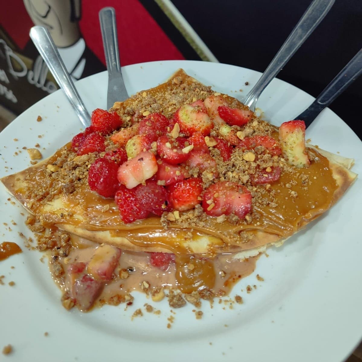 Crepe de Doce de Leite com Morango e Crocantes