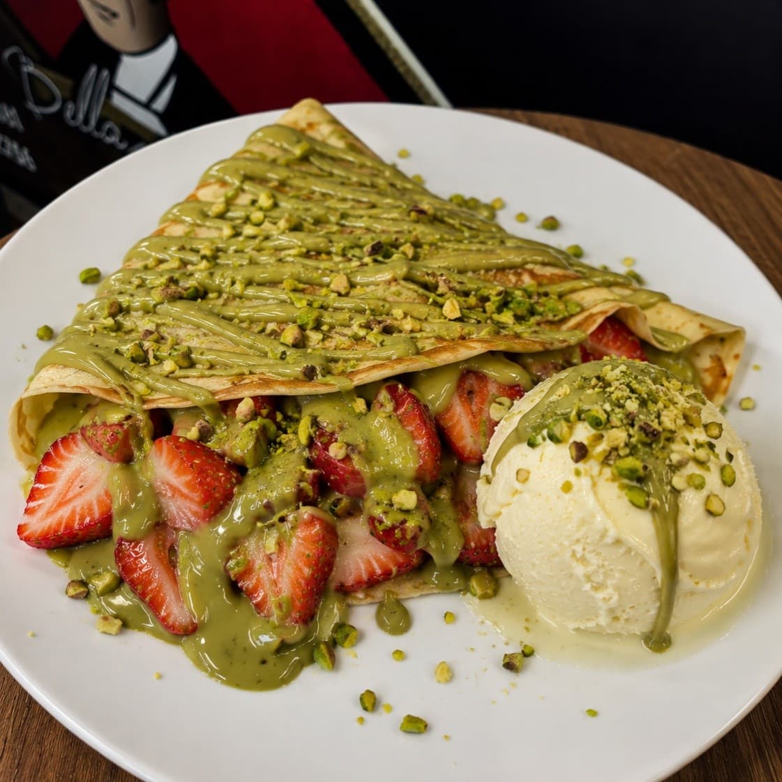 Crepe de Pistache com Morango e Sorvete