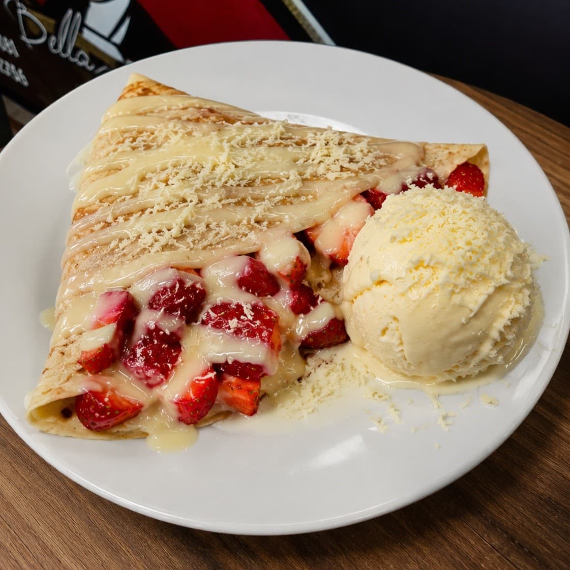 Crepe de Chocolate Branco, Morango e Sorvete