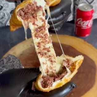 Pastel de Charque com Mussarela
