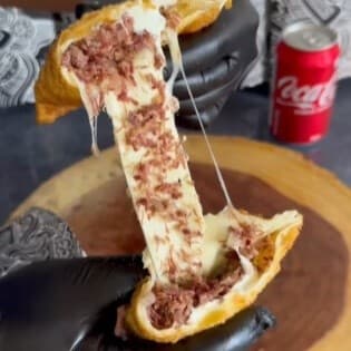 Pastel de Charque com Mussarela