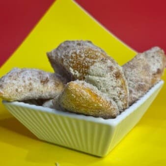 Mine Pastel Polvilhado no Açúcar