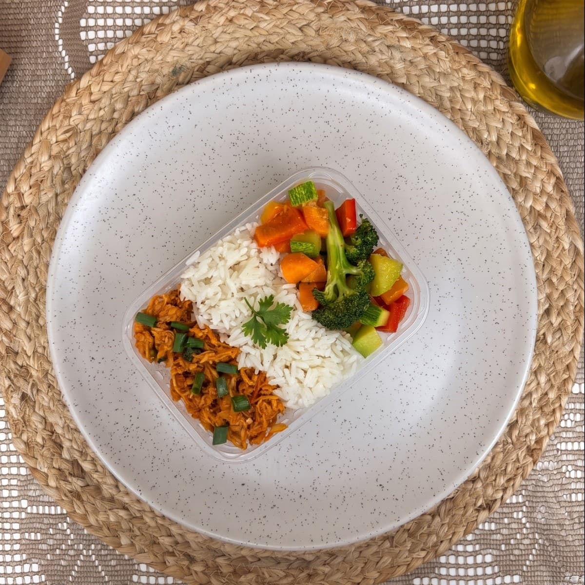 Frango desfiado ao molho de tomate com arroz e mix de legumes (300g)