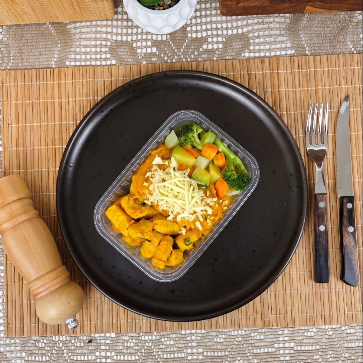 Frango em cubo com purê de abóbora cabotia e mix de legumes (300g)