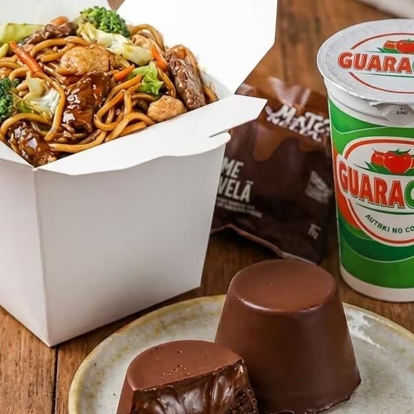 Completinho ( yakissoba, guaravita e matonela)